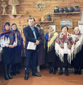 2 Керівник В'ячеслав Нідзельський з учасницями хору